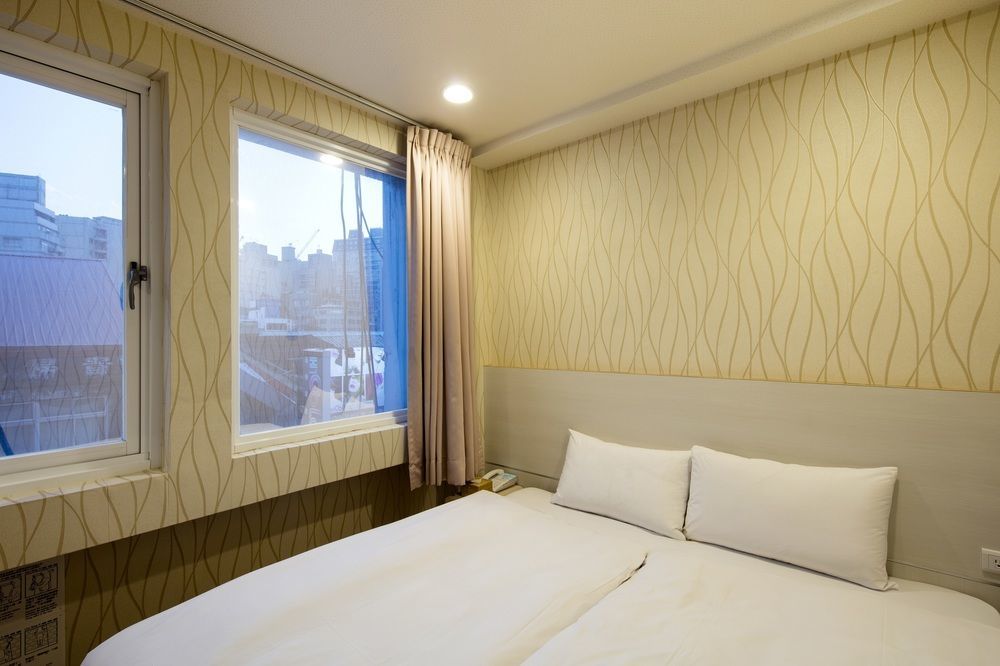 Tomorrow Hotel Taipei Exterior photo